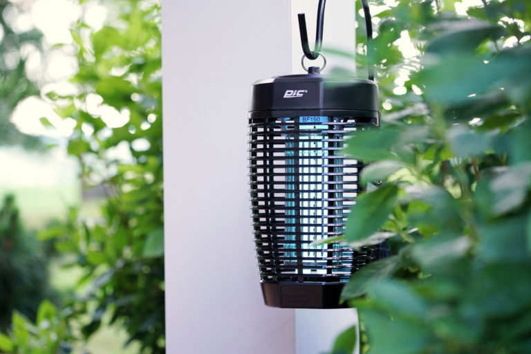 Area Bug Zapper with 60 days of Mosquito Lure - Pic Corp